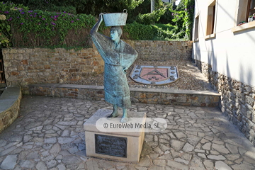 Escultura «La Sardinera» en Lastres
