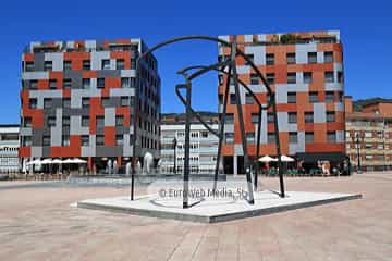 Escultura «Construcción para un encuentro» en Oviedo