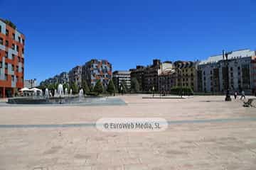 Escultura «Construcción para un encuentro» en Oviedo