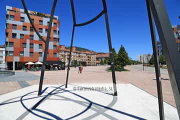 Escultura «Construcción para un encuentro» en Oviedo