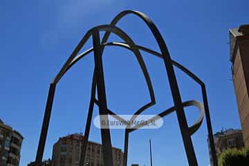 Escultura «Construcción para un encuentro» en Oviedo