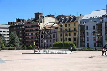 Escultura «Construcción para un encuentro» en Oviedo