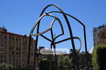 Escultura «Construcción para un encuentro» en Oviedo