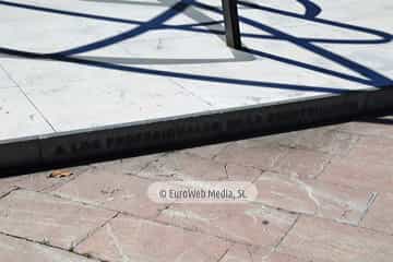 Escultura «Construcción para un encuentro» en Oviedo