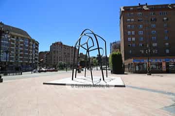 Escultura «Construcción para un encuentro» en Oviedo