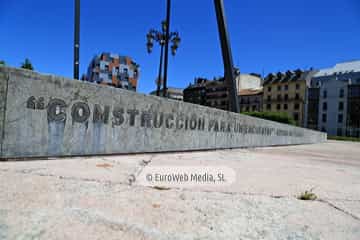 Escultura «Construcción para un encuentro» en Oviedo