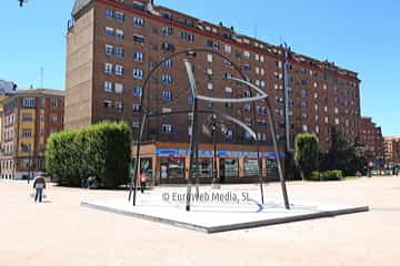 Escultura «Construcción para un encuentro» en Oviedo