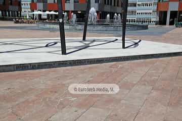 Escultura «Construcción para un encuentro» en Oviedo