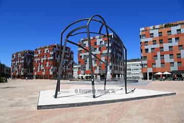 Escultura «Construcción para un encuentro» en Oviedo