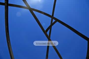 Escultura «Construcción para un encuentro» en Oviedo