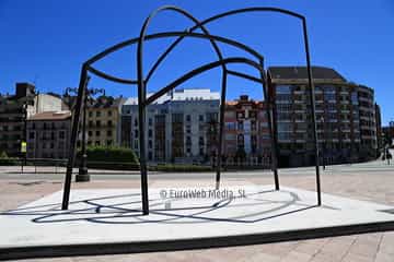 Escultura «Construcción para un encuentro» en Oviedo