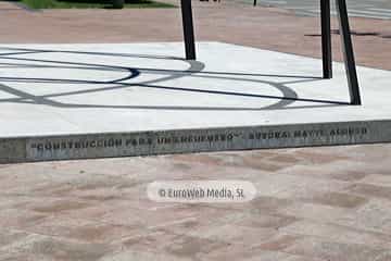 Escultura «Construcción para un encuentro» en Oviedo