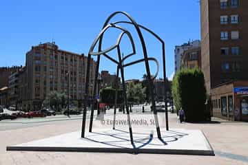 Escultura «Construcción para un encuentro» en Oviedo