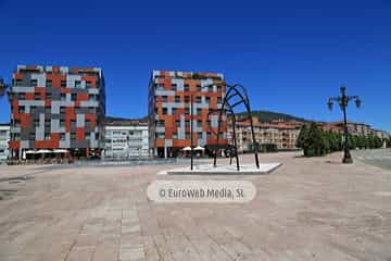 Escultura «Construcción para un encuentro» en Oviedo