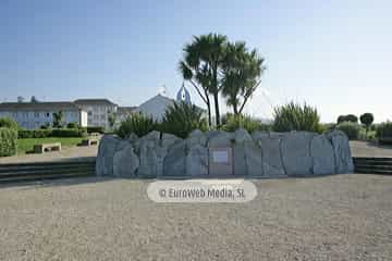 Escultura «en memoria de las personas que encontraron el reposo eterno en la Mar»