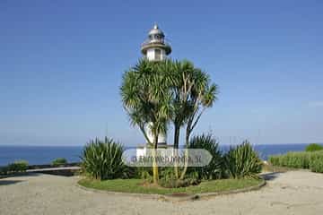 Escultura «en memoria de las personas que encontraron el reposo eterno en la Mar»