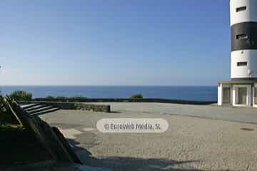 Escultura «en memoria de las personas que encontraron el reposo eterno en la Mar»