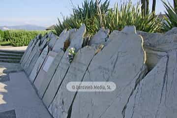 Escultura «en memoria de las personas que encontraron el reposo eterno en la Mar»