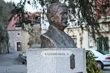 Escultura «Busto de Juan Alberto López Suárez»