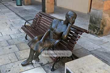 Escultura «La bella Lola» en Oviedo