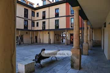 Escultura «La bella Lola» en Oviedo