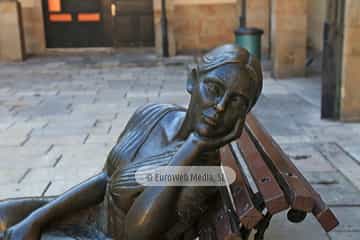 Escultura «La bella Lola» en Oviedo