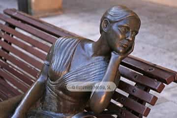Escultura «La bella Lola» en Oviedo