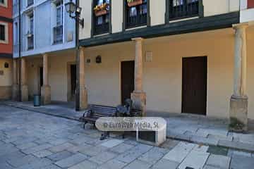 Escultura «La bella Lola» en Oviedo