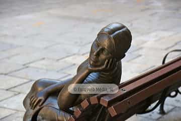 Escultura «La bella Lola» en Oviedo