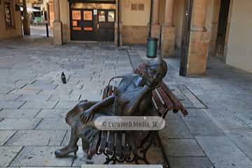 Escultura «La bella Lola» en Oviedo