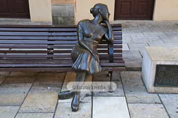 Escultura «La bella Lola» en Oviedo