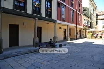 Escultura «La bella Lola» en Oviedo