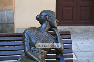Escultura «La bella Lola» en Oviedo