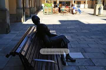 Escultura «La bella Lola» en Oviedo