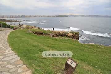 Escultura «Cantu los díes fuxíos» en Gijón