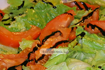 En Oviedo capital. Ensalada simple de lechuga y tomate