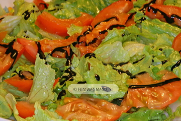 En Oviedo capital. Ensalada simple de lechuga y tomate