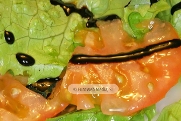 En Oviedo capital. Ensalada simple de lechuga y tomate