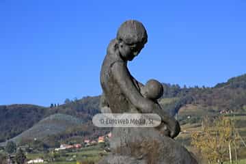 Escultura «La Maternidad» en La Florida (Oviedo). Escultura «La Maternidad» en La Florida