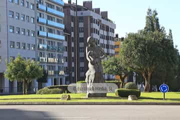 Escultura «La Maternidad» en La Florida (Oviedo). Escultura «La Maternidad» en La Florida