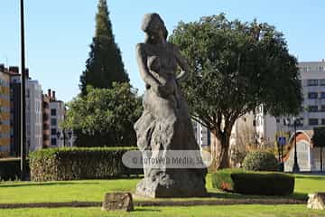 Escultura «La Maternidad» en La Florida (Oviedo). Escultura «La Maternidad» en La Florida