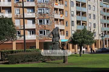 Escultura «La Maternidad» en La Florida (Oviedo). Escultura «La Maternidad» en La Florida