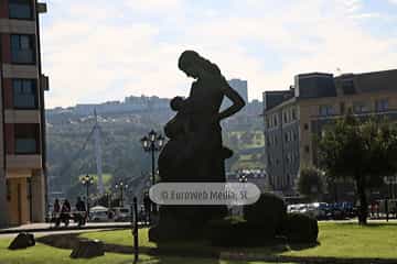 Escultura «La Maternidad» en La Florida (Oviedo). Escultura «La Maternidad» en La Florida