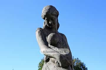 Escultura «La Maternidad» en La Florida (Oviedo). Escultura «La Maternidad» en La Florida