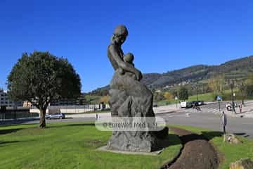 Escultura «La Maternidad» en La Florida (Oviedo). Escultura «La Maternidad» en La Florida