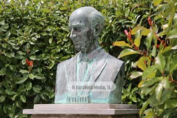 Escultura «Alejandro Casona» en Cangas del Narcea