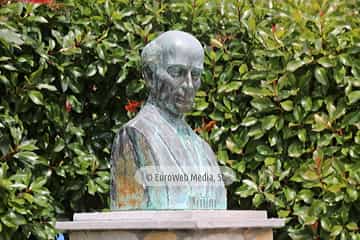 Escultura «Alejandro Casona» en Cangas del Narcea