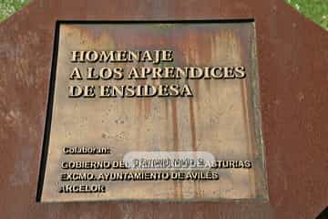 Escultura «Hemisferios en equilibrio»