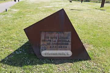 Escultura «Hemisferios en equilibrio»
