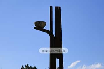 Escultura «Hemisferios en equilibrio»